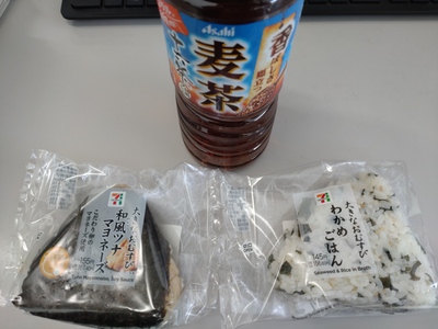 超多忙の昼メシ。