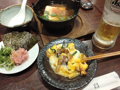 虹の金曜、蕎麦屋で酒を呑む。