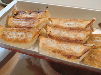 家族で餃子を頬張る幸せ♪