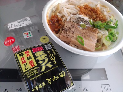 コンビニ飯にもなるわな。