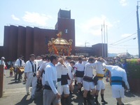 鞭崎神社の大祭で大きな御輿がでました。