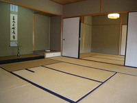 和室８畳から６畳を見る