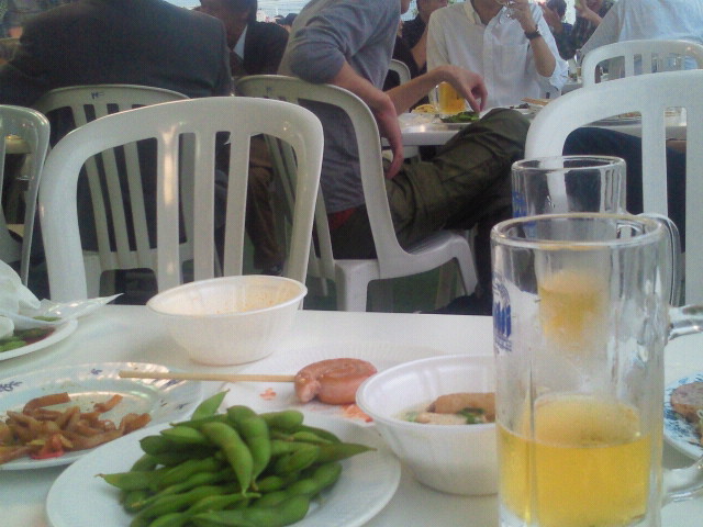 なう。