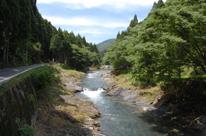 空の青と木々の緑と透明な川