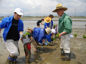 魚のゆりかご水田　みんなで田植え