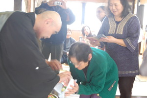 高島市マキノ町浦の涅槃会（ねはんえ）　お団子まき編