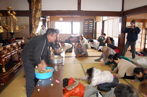 高島市マキノ町浦の涅槃会（ねはんえ）　お団子まき編