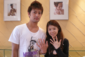 クローバーがデザインされた結婚指輪