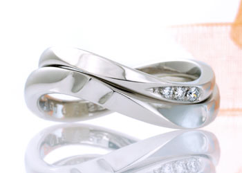 ダイヤ輝く★イニシャルデザインの結婚指輪