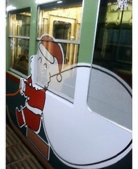 京阪電車にサンタ登場