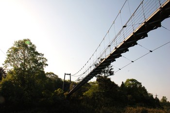 夕暮れのつり橋
