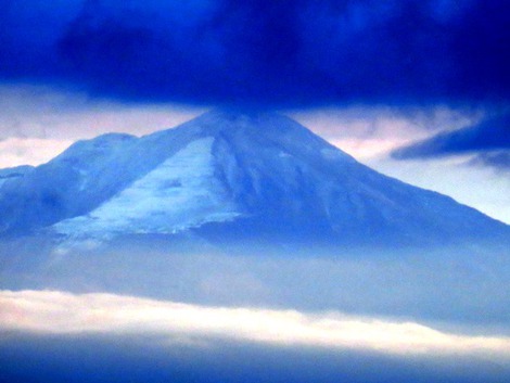 朝の伊吹山・・琵琶湖の対岸に