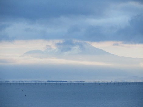 朝の伊吹山・・琵琶湖の対岸に