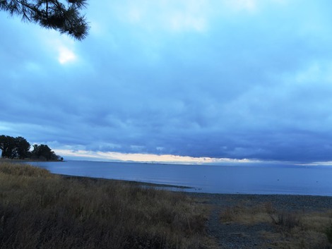 朝の伊吹山・・琵琶湖の対岸に
