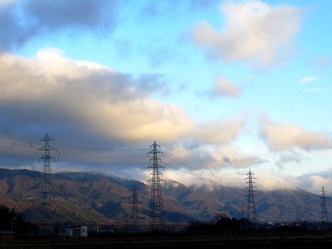 朝の伊吹山・・琵琶湖の対岸に