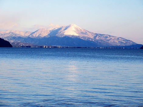 晴れの空に・・寒気が居座り・・・また雪か？