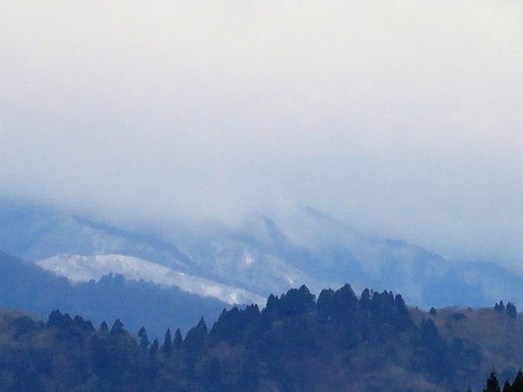 冷たい！風景ばかりで・・夕方遠くの山に雪・・