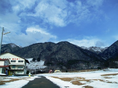 朝のびわ湖と・・柿畑は残雪で・・高島市内風景