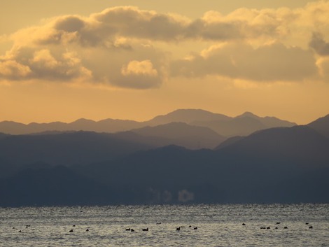お昼は青い空も・・夕方からチラチラ雪が・・寒っつ！！