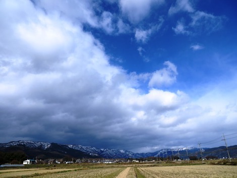 お昼は青い空も・・夕方からチラチラ雪が・・寒っつ！！