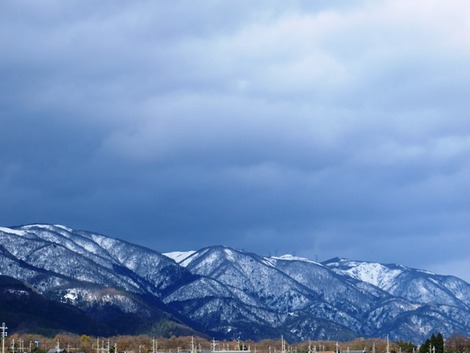 お昼は青い空も・・夕方からチラチラ雪が・・寒っつ！！