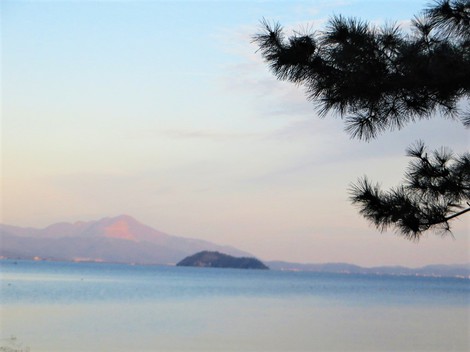 三月三日・・・淡い夕日色で風景は穏やかで・・