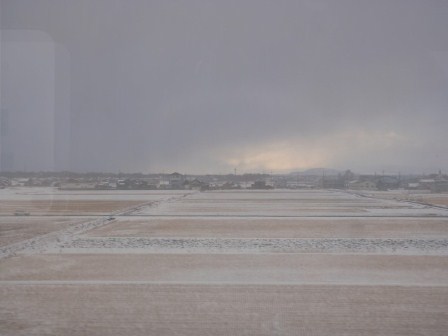 降ったり止んだりの雪の一日・・