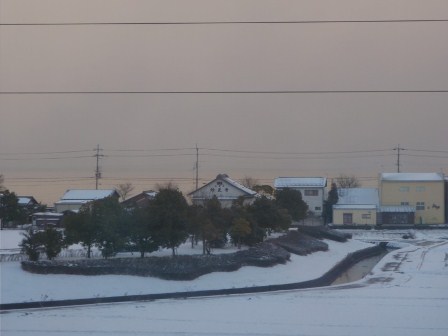 降ったり止んだりの雪の一日・・