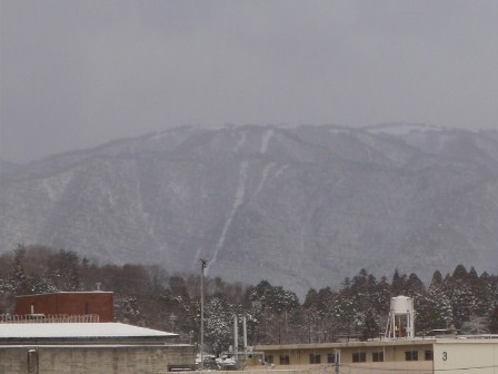 降ったり止んだりの雪の一日・・