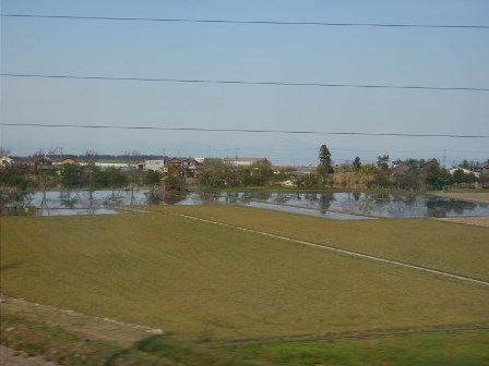 皐月の空のように・・・琵琶湖岸、今津港、田植が・・