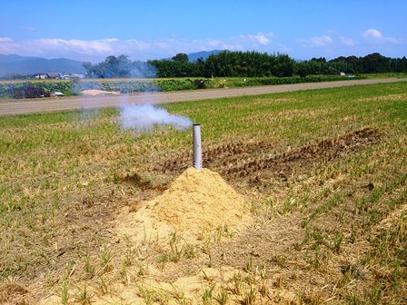 徐々に道路も開通・・湖西線車窓から田んぼ