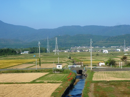 徐々に道路も開通・・湖西線車窓から田んぼ