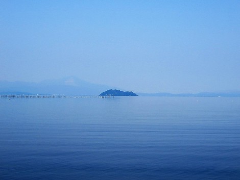 晴れの月曜日でしたが・・少しもやって琵琶湖も