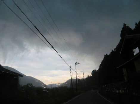 暑さ～頑張る！夕方に豪雨と強風・・雷鳴で気温も急降下・・