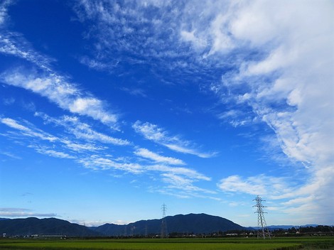 青空のお昼・・茜色の夕焼けで木曜日・・台風18号進路・・