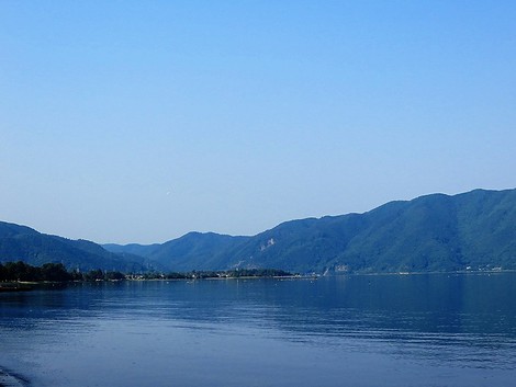晴れの月曜日でしたが・・少しもやって琵琶湖も