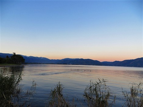 山里は少し雪の朝～～夕景の琵琶湖は穏やかで・・