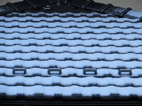 薄っすら・・屋根に雪も・・水曜日の朝・・寒っつ！