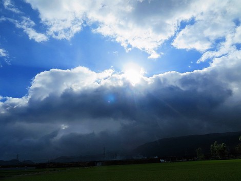 湿度高く・・山沿い雨で、琵琶湖岸は白雲も・・
