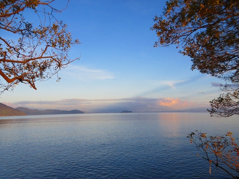 高島です 秋らしい夕焼け色に 琵琶湖も