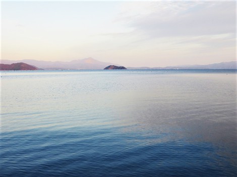 三月三日・・・淡い夕日色で風景は穏やかで・・