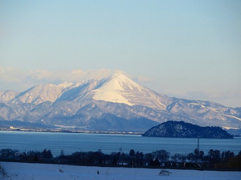 晴れの空に・・寒気が居座り・・・また雪か？