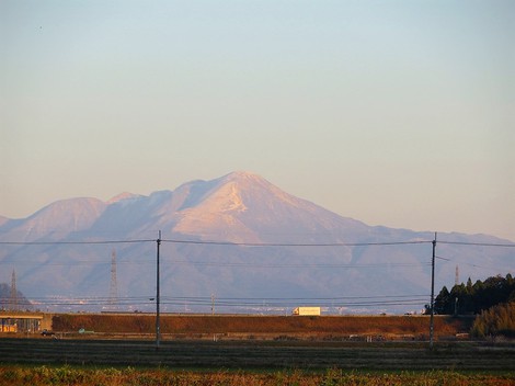 山里は少し雪の朝～～夕景の琵琶湖は穏やかで・・