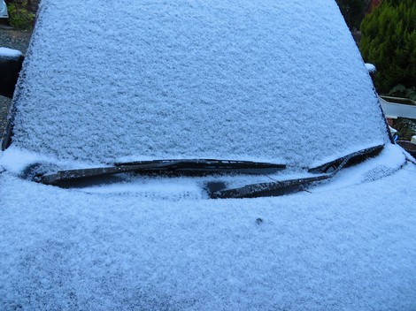 薄っすら・・屋根に雪も・・水曜日の朝・・寒っつ！