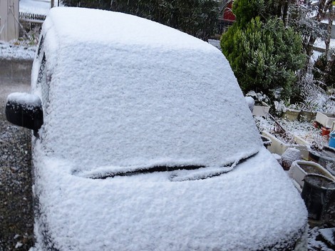 薄く雪の朝・・日曜日の朝冷たいわ！！
