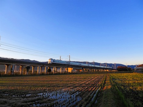 気温低温で朝・・一日晴れて10月もおしまいです