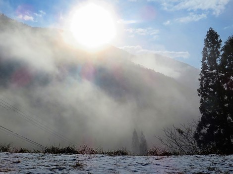 山里は少し雪の朝～～夕景の琵琶湖は穏やかで・・