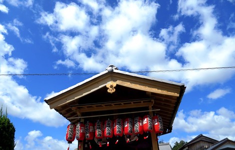 青い空に地蔵盆と黄金色の田んぼ