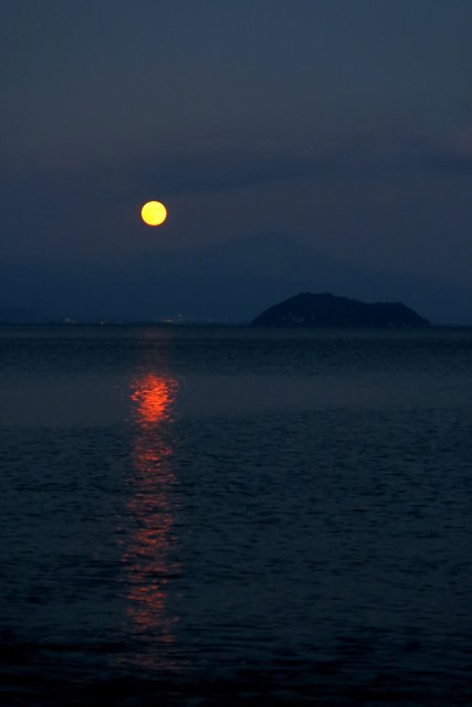 秋の琵琶湖・・今夜はデカい月