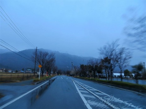 冷たい！風景ばかりで・・夕方遠くの山に雪・・